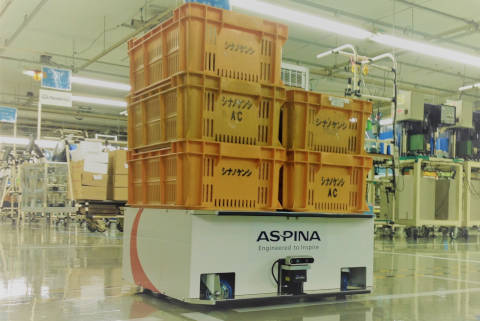 製造現場向け自動搬送ロボットAspinaAMRの利用シーン画像