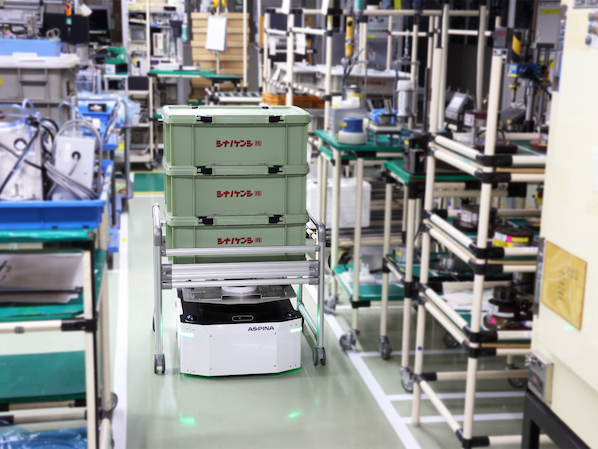 工場の狭い通路で棚を搬送する自動搬送ロボットAspinaAMR150Lの写真